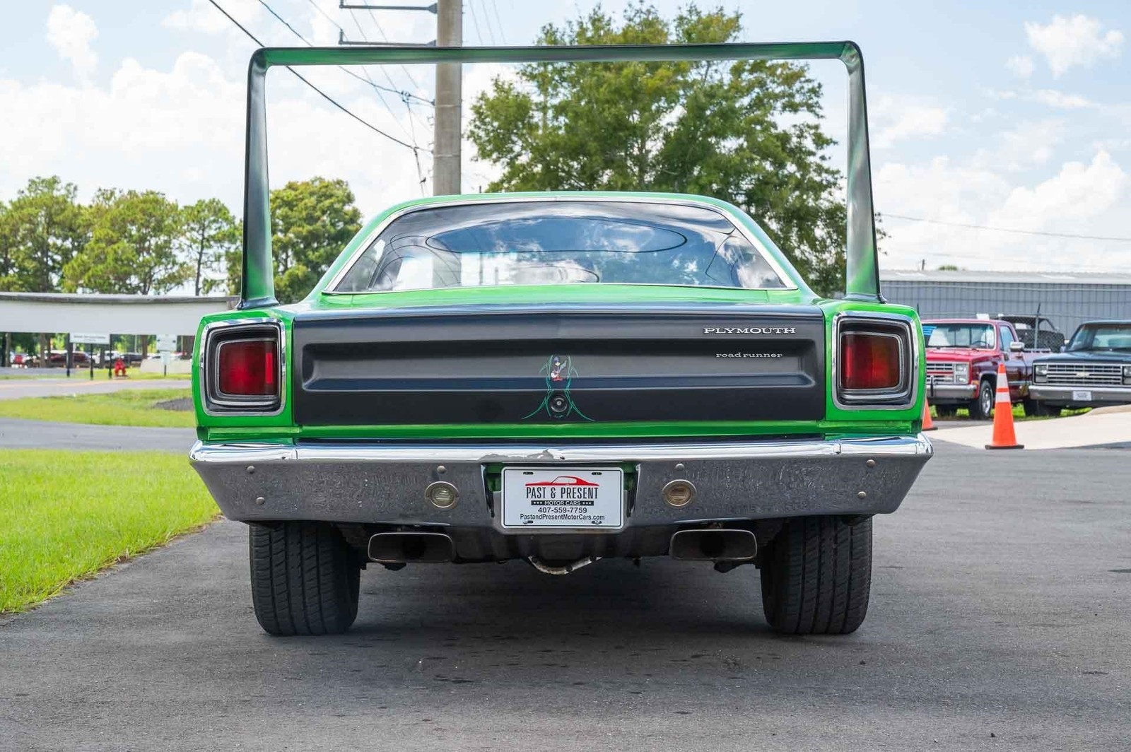 Plymouth-Road-Runner-1969-2-Door-38