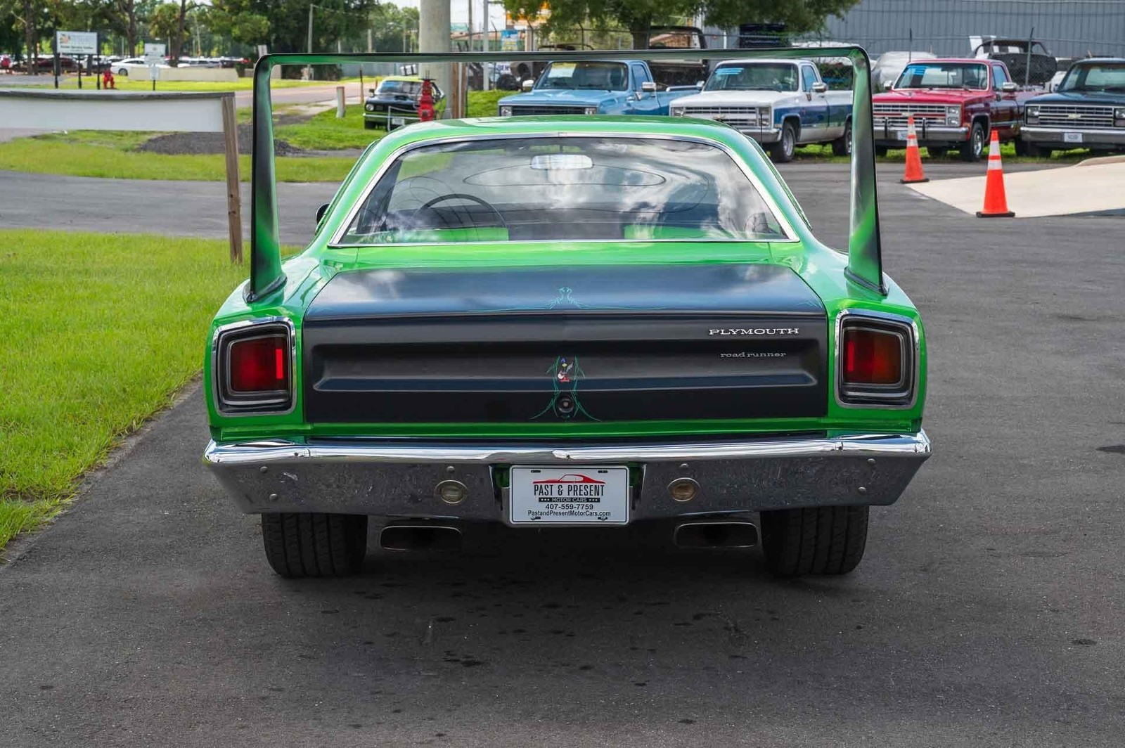 Plymouth-Road-Runner-1969-2-Door-4