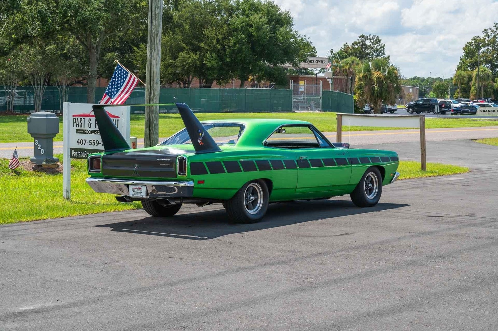 Plymouth-Road-Runner-1969-2-Door-5