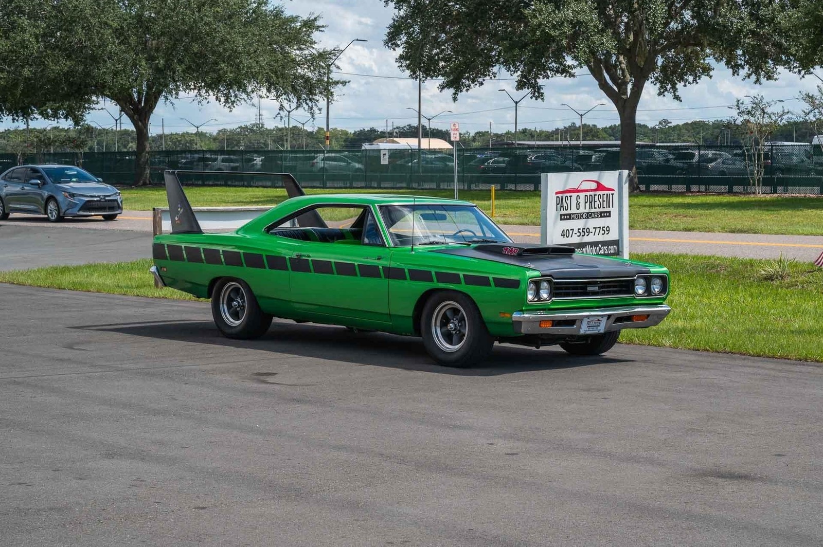 Plymouth-Road-Runner-1969-2-Door-8