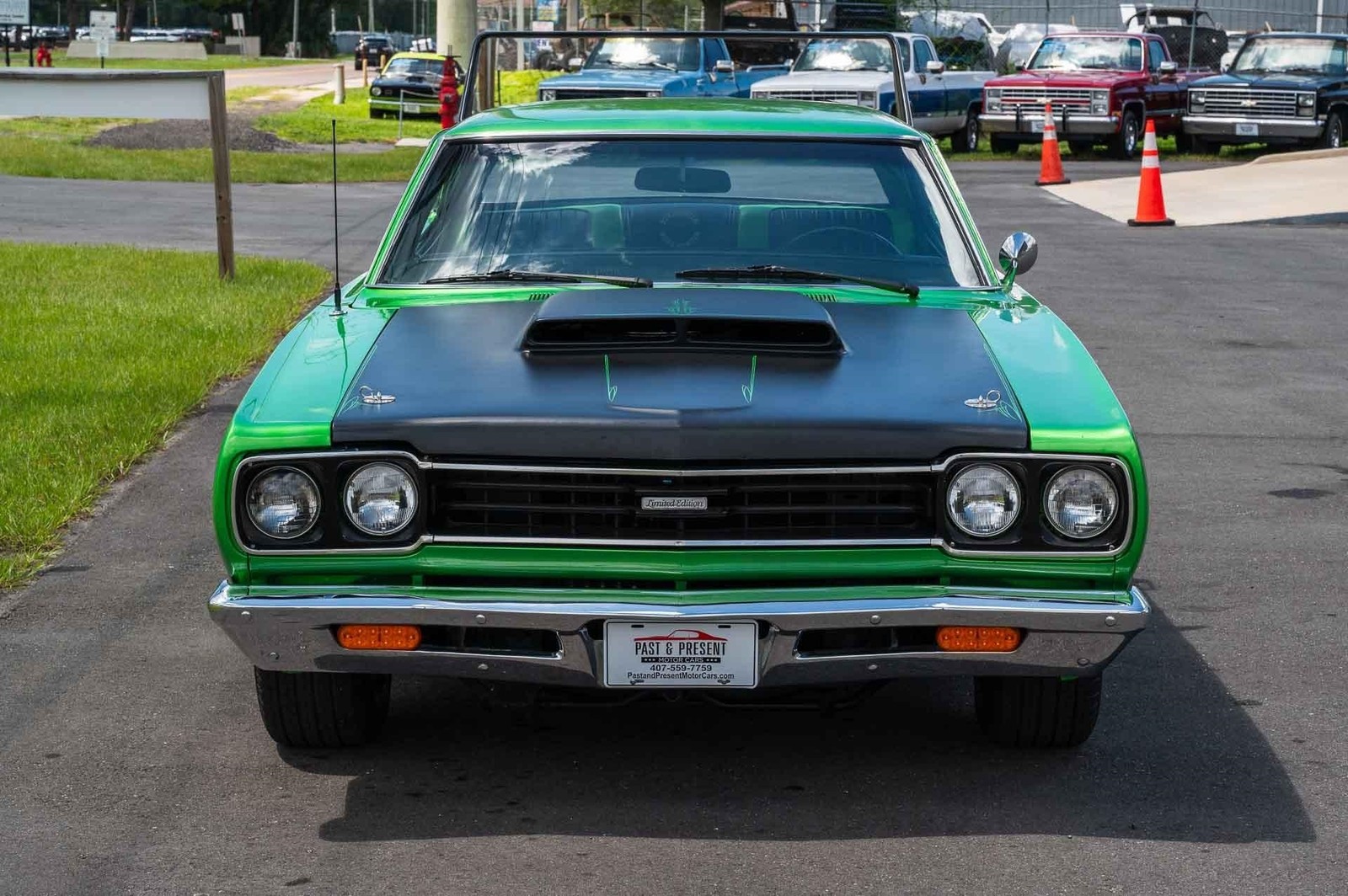 Plymouth-Road-Runner-1969-2-Door-9