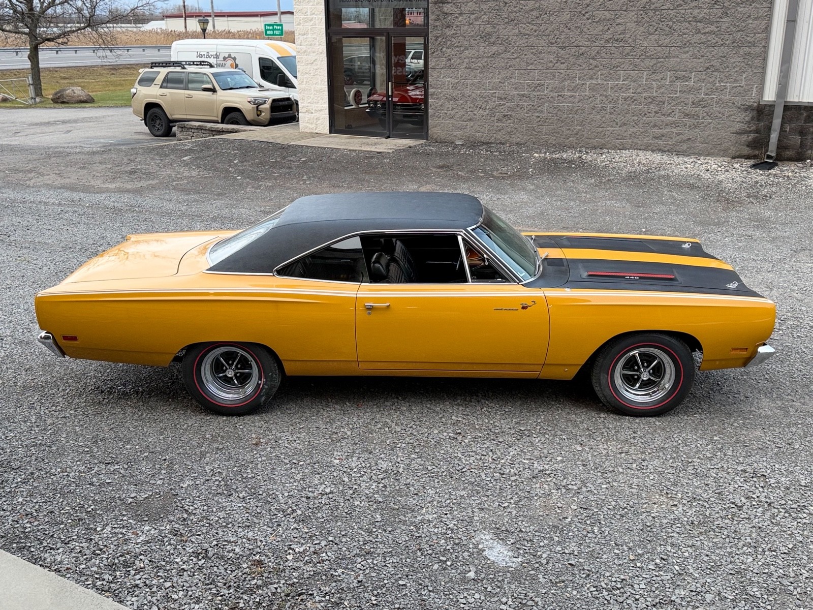 Plymouth-Road-Runner-1969-4