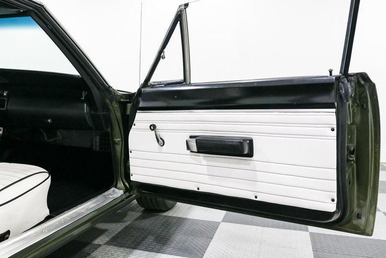 Plymouth-Road-runner-1968-Green-White-16