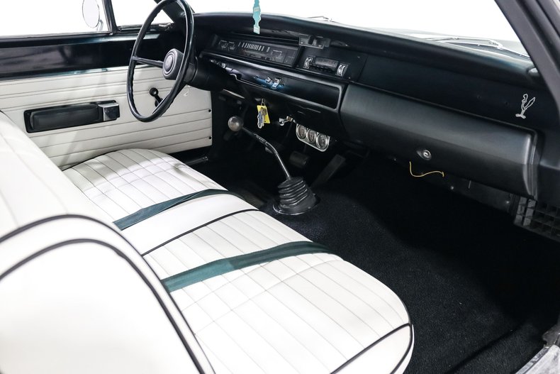 Plymouth-Road-runner-1968-Green-White-17