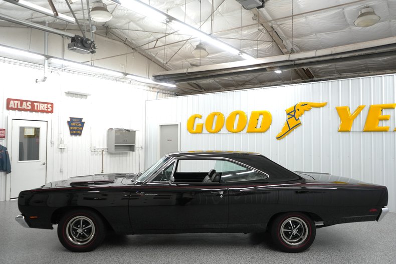 Plymouth-Road-runner-1969-Black-Velvet-Black-4