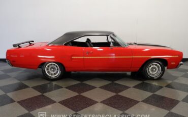 Plymouth-Road-runner-1970-Rally-Red-Black-17