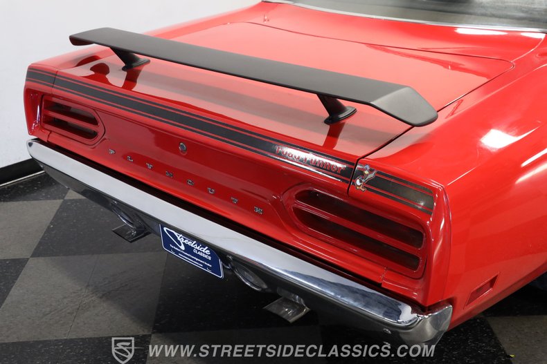 Plymouth-Road-runner-1970-Rally-Red-Black-3