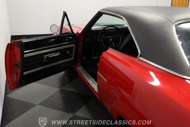 Plymouth-Road-runner-1970-Rally-Red-Black-32