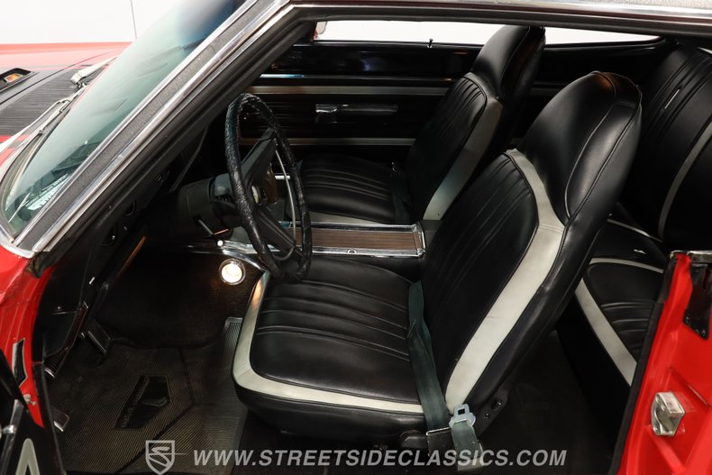 Plymouth-Road-runner-1970-Rally-Red-Black-34