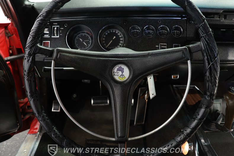 Plymouth-Road-runner-1970-Rally-Red-Black-35