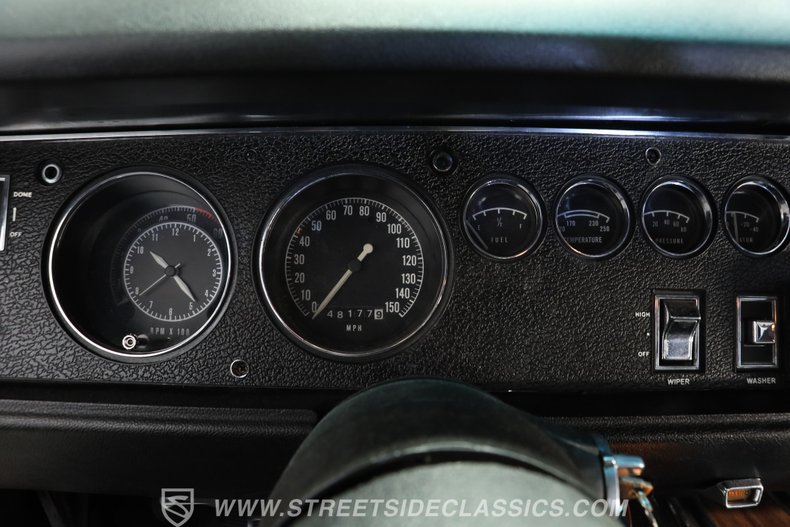 Plymouth-Road-runner-1970-Rally-Red-Black-36