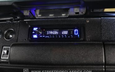 Plymouth-Road-runner-1970-Rally-Red-Black-38