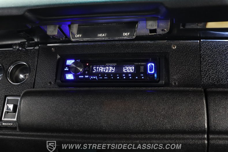 Plymouth-Road-runner-1970-Rally-Red-Black-38