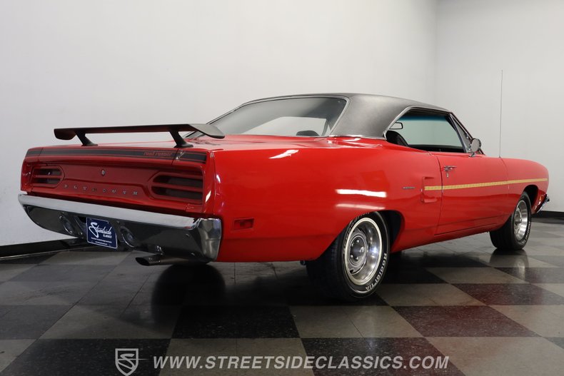 Plymouth-Road-runner-1970-Rally-Red-Black-4