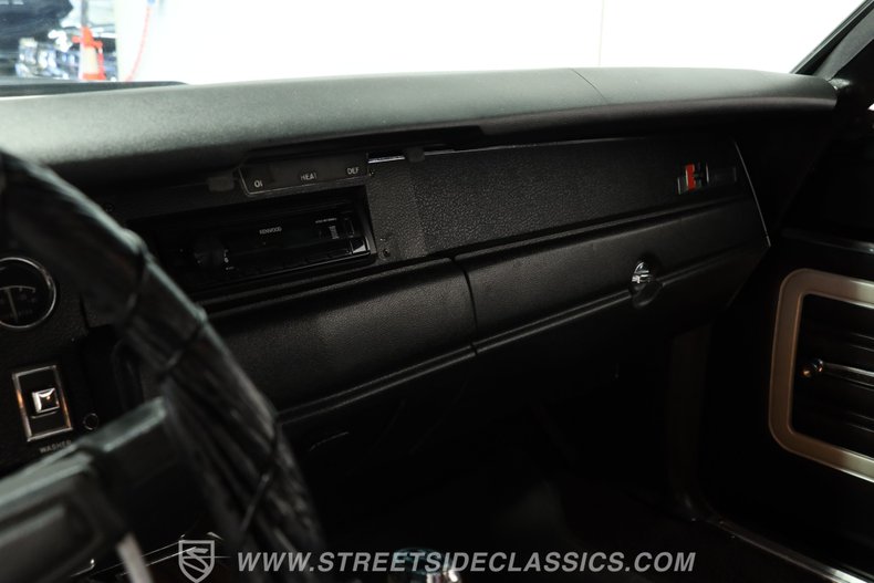 Plymouth-Road-runner-1970-Rally-Red-Black-40