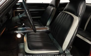 Plymouth-Road-runner-1970-Rally-Red-Black-41