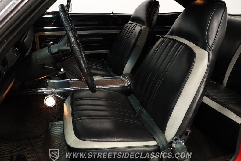 Plymouth-Road-runner-1970-Rally-Red-Black-41