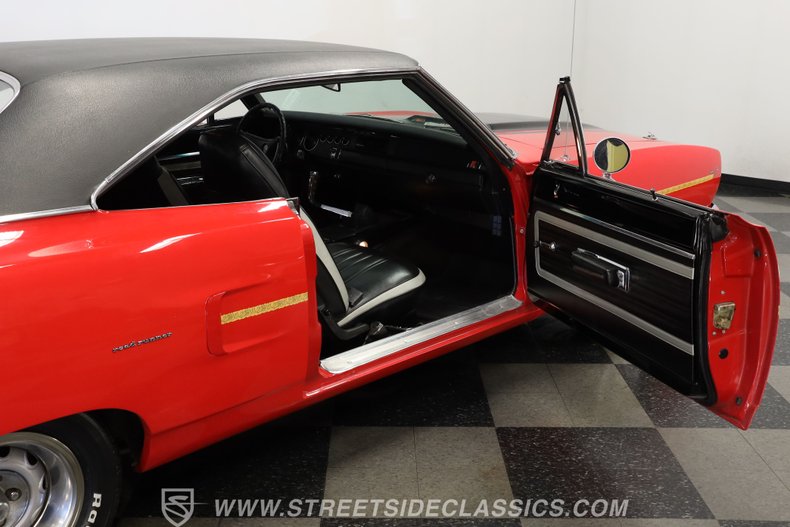 Plymouth-Road-runner-1970-Rally-Red-Black-45