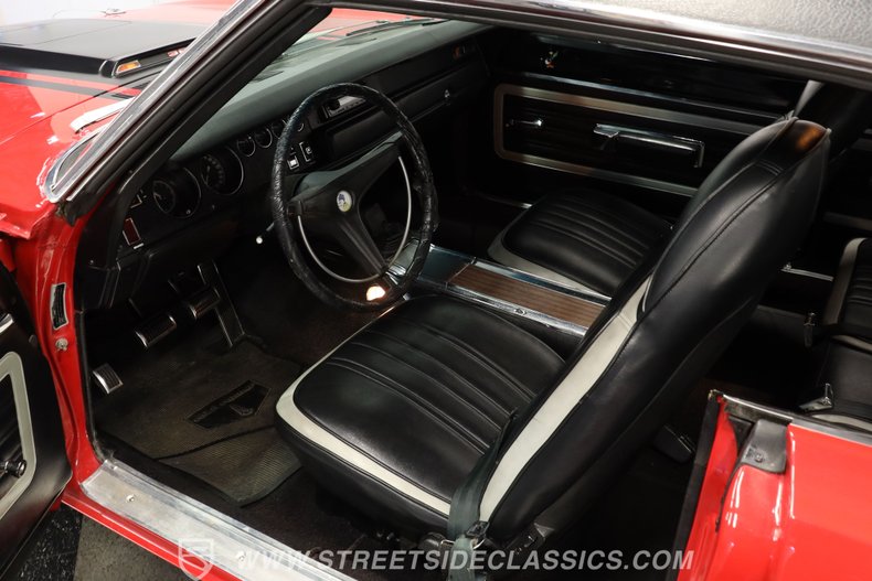 Plymouth-Road-runner-1970-Rally-Red-Black-46