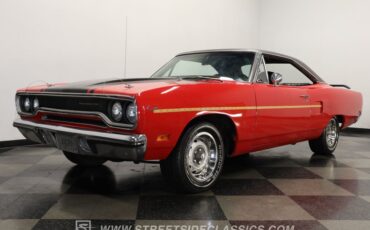 Plymouth-Road-runner-1970-Rally-Red-Black-48