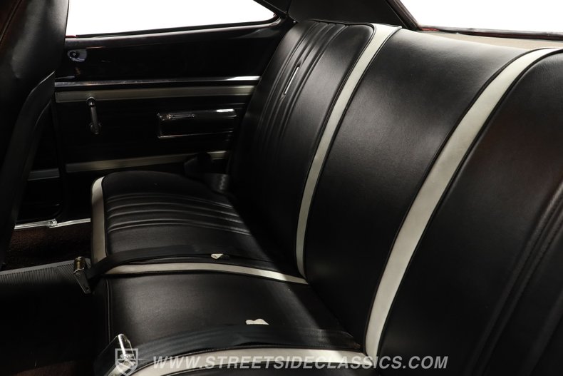 Plymouth-Road-runner-1970-Rally-Red-Black-5