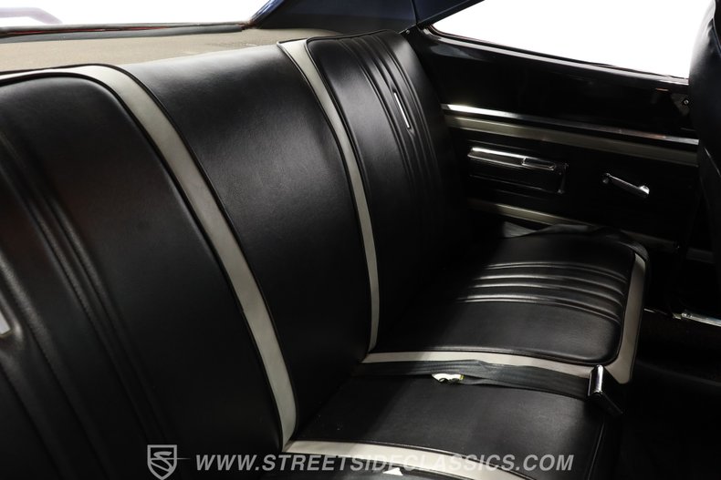 Plymouth-Road-runner-1970-Rally-Red-Black-6