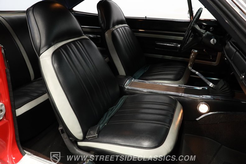 Plymouth-Road-runner-1970-Rally-Red-Black-7