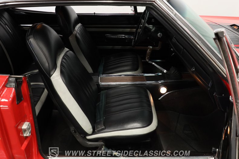 Plymouth-Road-runner-1970-Rally-Red-Black-8