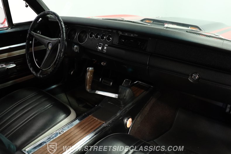 Plymouth-Road-runner-1970-Rally-Red-Black-9