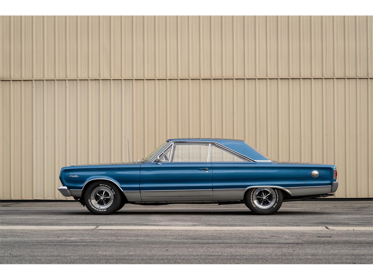 Plymouth-Satellite-1967-Bright-Blue-Pearl-White-10