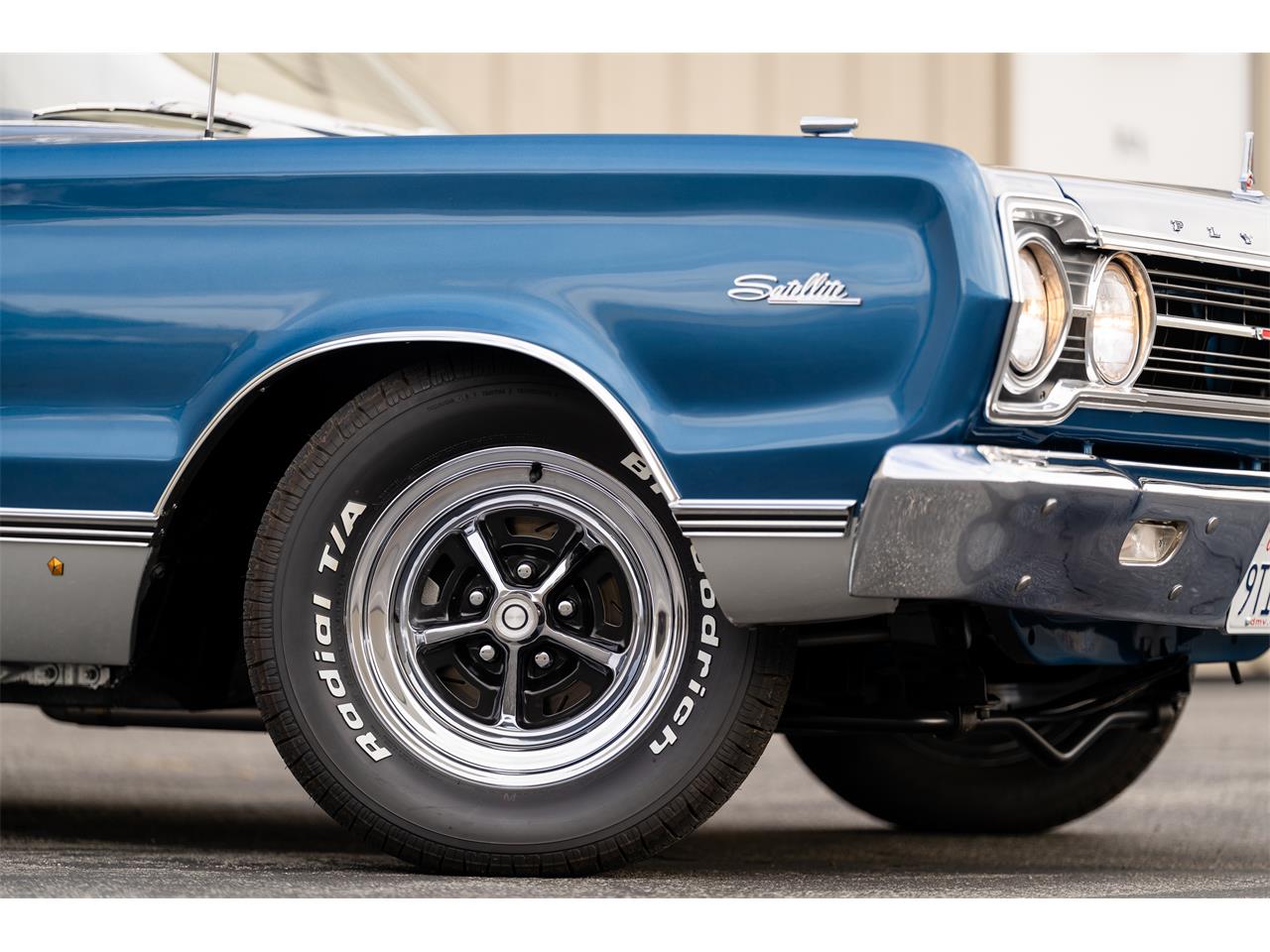 Plymouth-Satellite-1967-Bright-Blue-Pearl-White-14