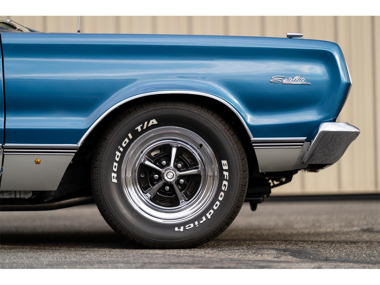 Plymouth-Satellite-1967-Bright-Blue-Pearl-White-15