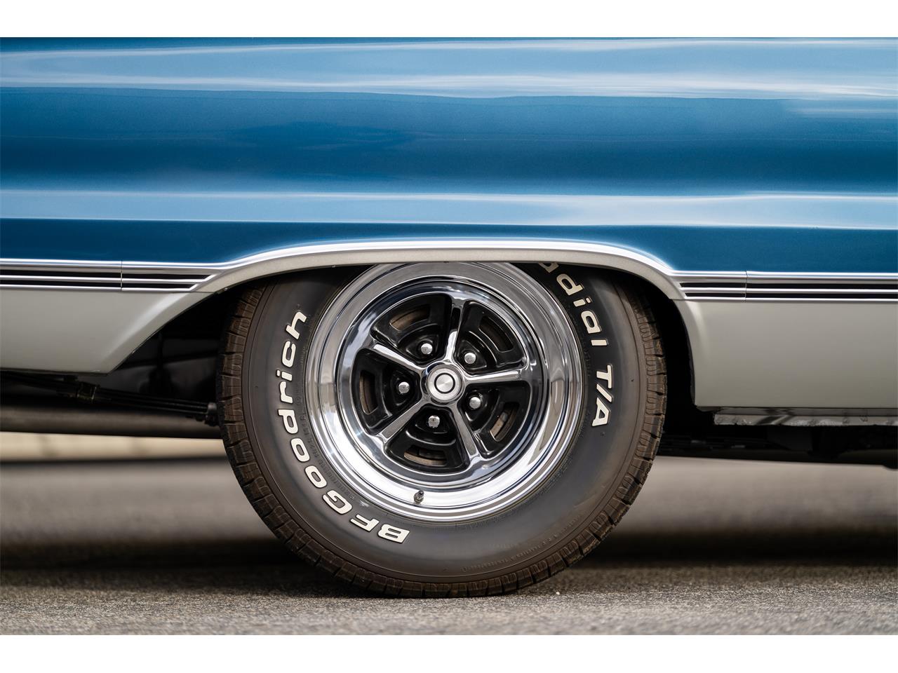 Plymouth-Satellite-1967-Bright-Blue-Pearl-White-16