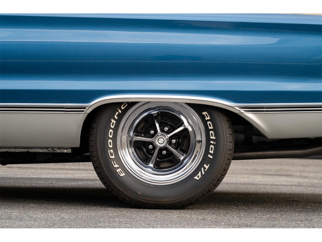 Plymouth-Satellite-1967-Bright-Blue-Pearl-White-18