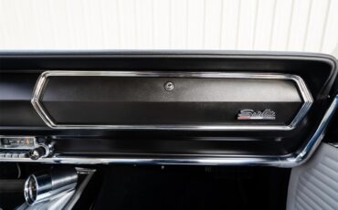 Plymouth-Satellite-1967-Bright-Blue-Pearl-White-19