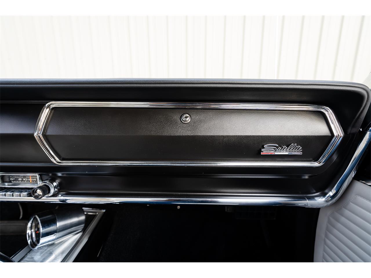 Plymouth-Satellite-1967-Bright-Blue-Pearl-White-19