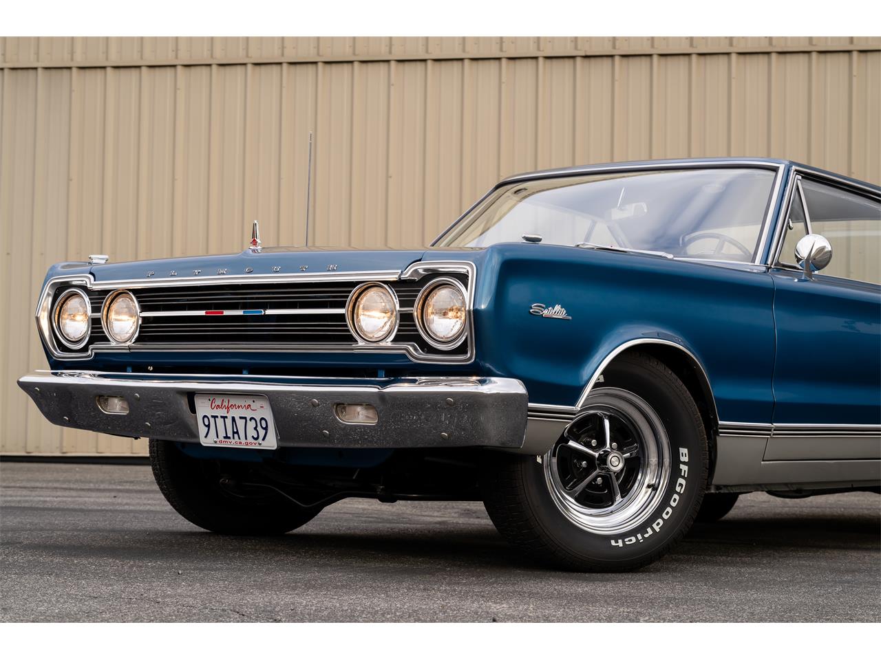 Plymouth-Satellite-1967-Bright-Blue-Pearl-White-2
