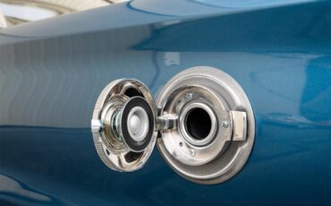 Plymouth-Satellite-1967-Bright-Blue-Pearl-White-20