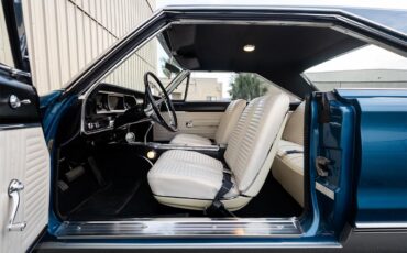 Plymouth-Satellite-1967-Bright-Blue-Pearl-White-26