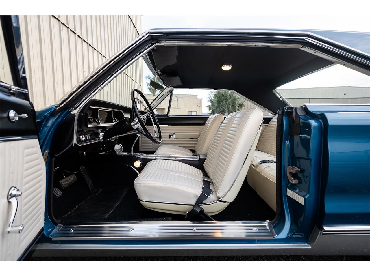 Plymouth-Satellite-1967-Bright-Blue-Pearl-White-26