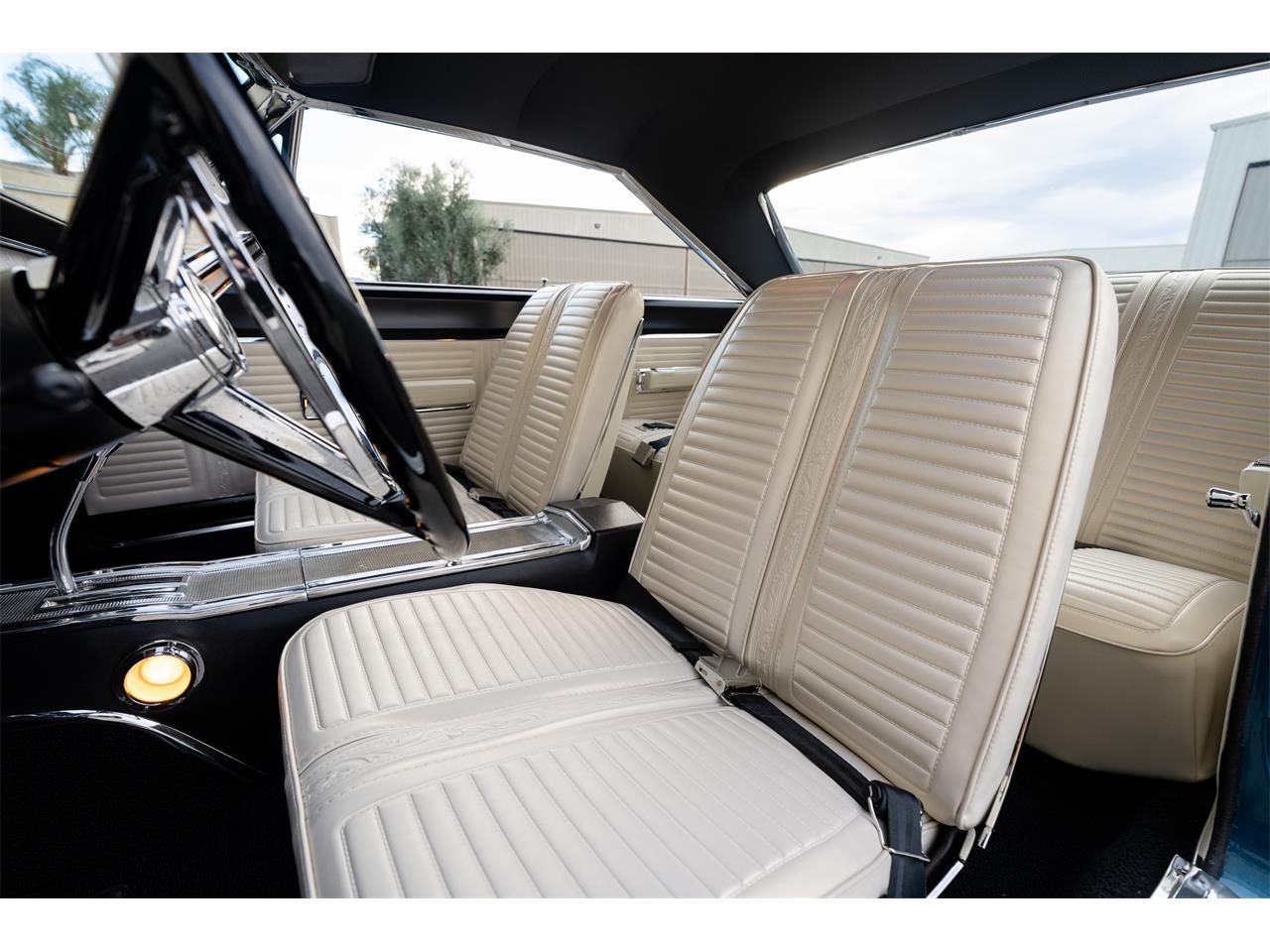 Plymouth-Satellite-1967-Bright-Blue-Pearl-White-27