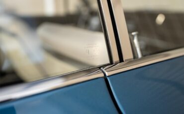 Plymouth-Satellite-1967-Bright-Blue-Pearl-White-3