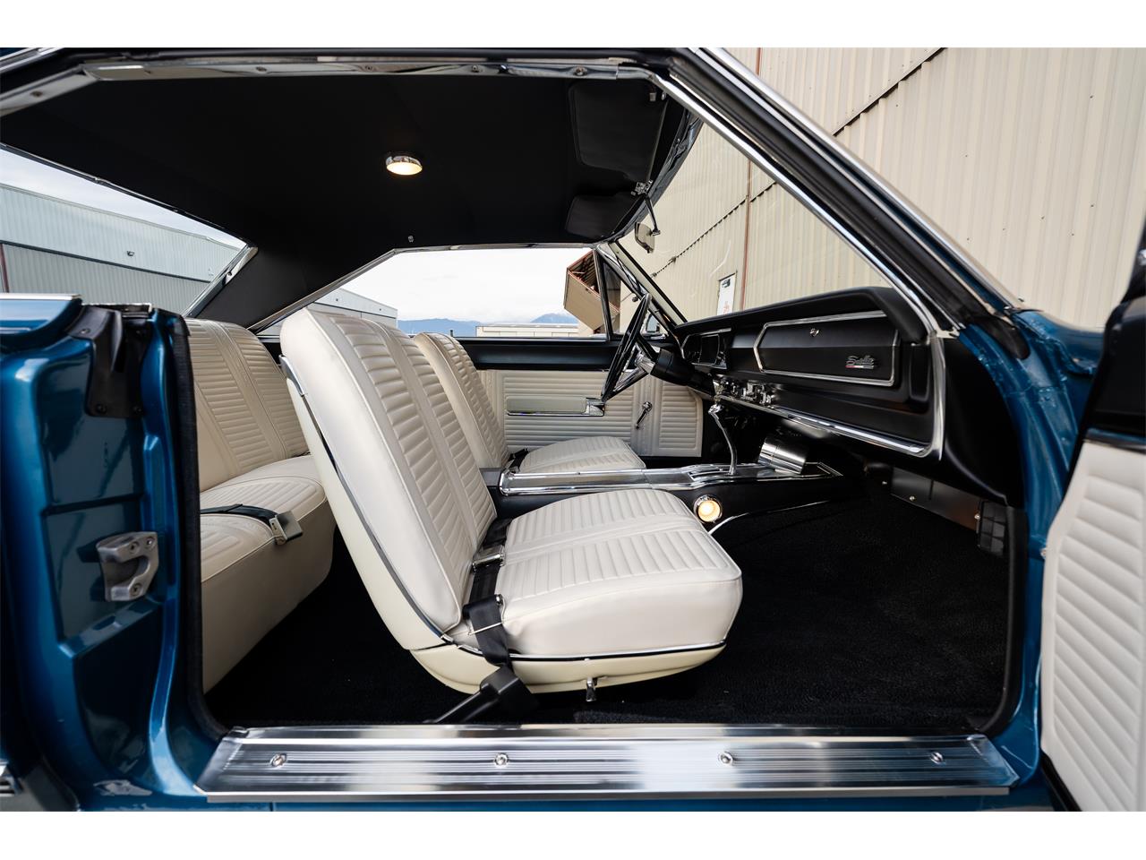 Plymouth-Satellite-1967-Bright-Blue-Pearl-White-35