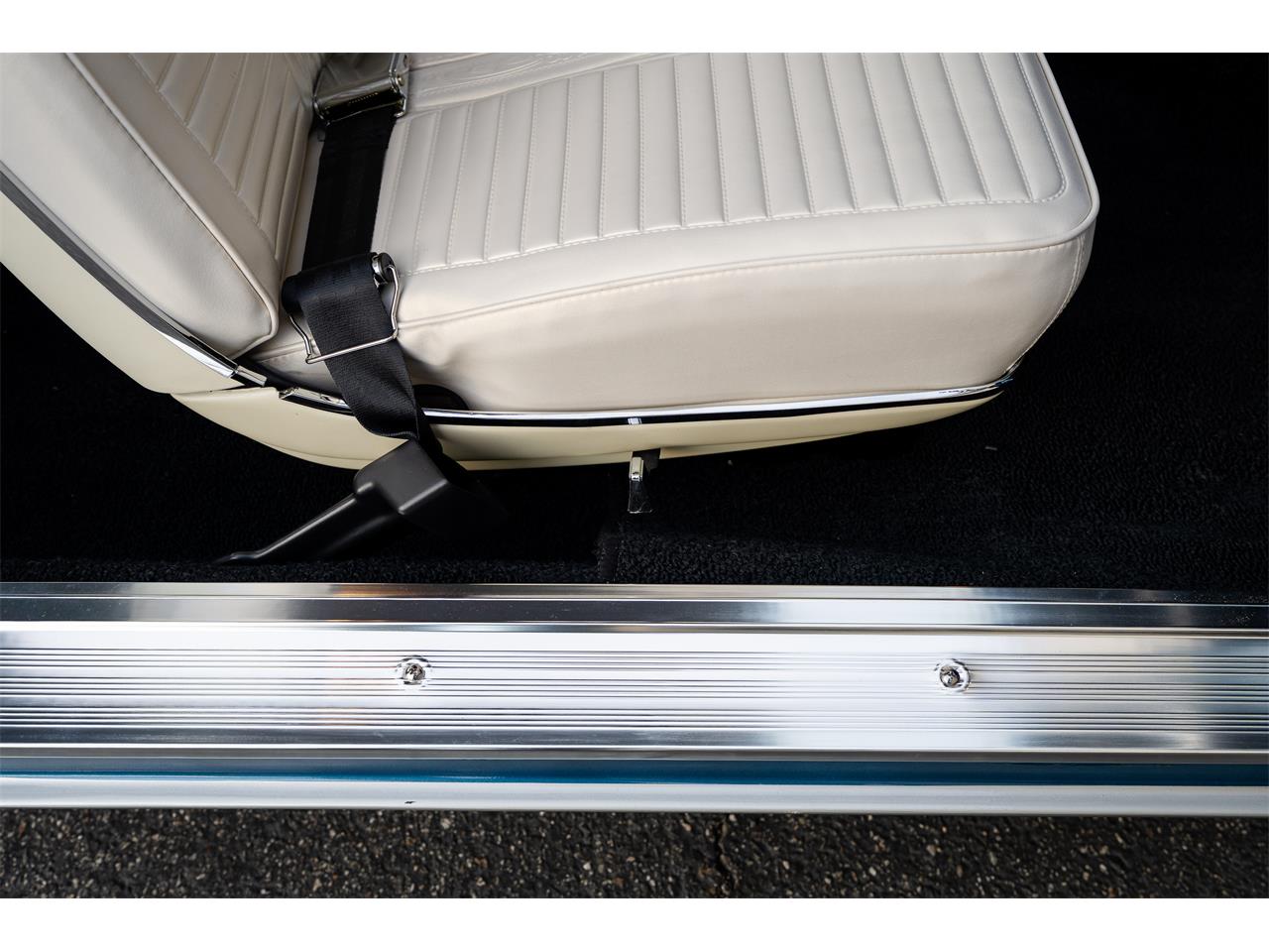 Plymouth-Satellite-1967-Bright-Blue-Pearl-White-37