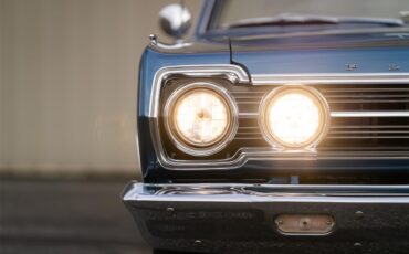 Plymouth-Satellite-1967-Bright-Blue-Pearl-White-47