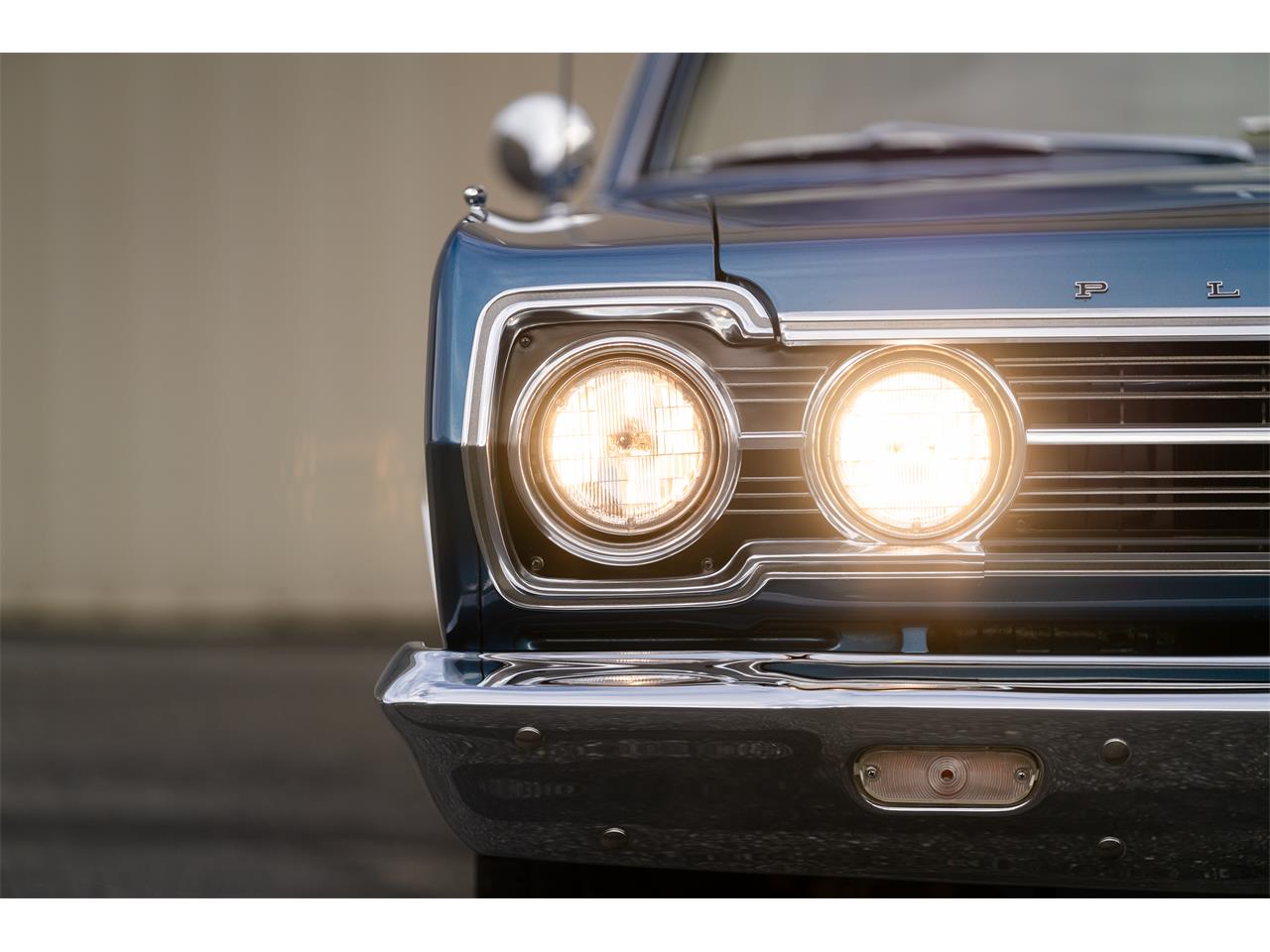 Plymouth-Satellite-1967-Bright-Blue-Pearl-White-47
