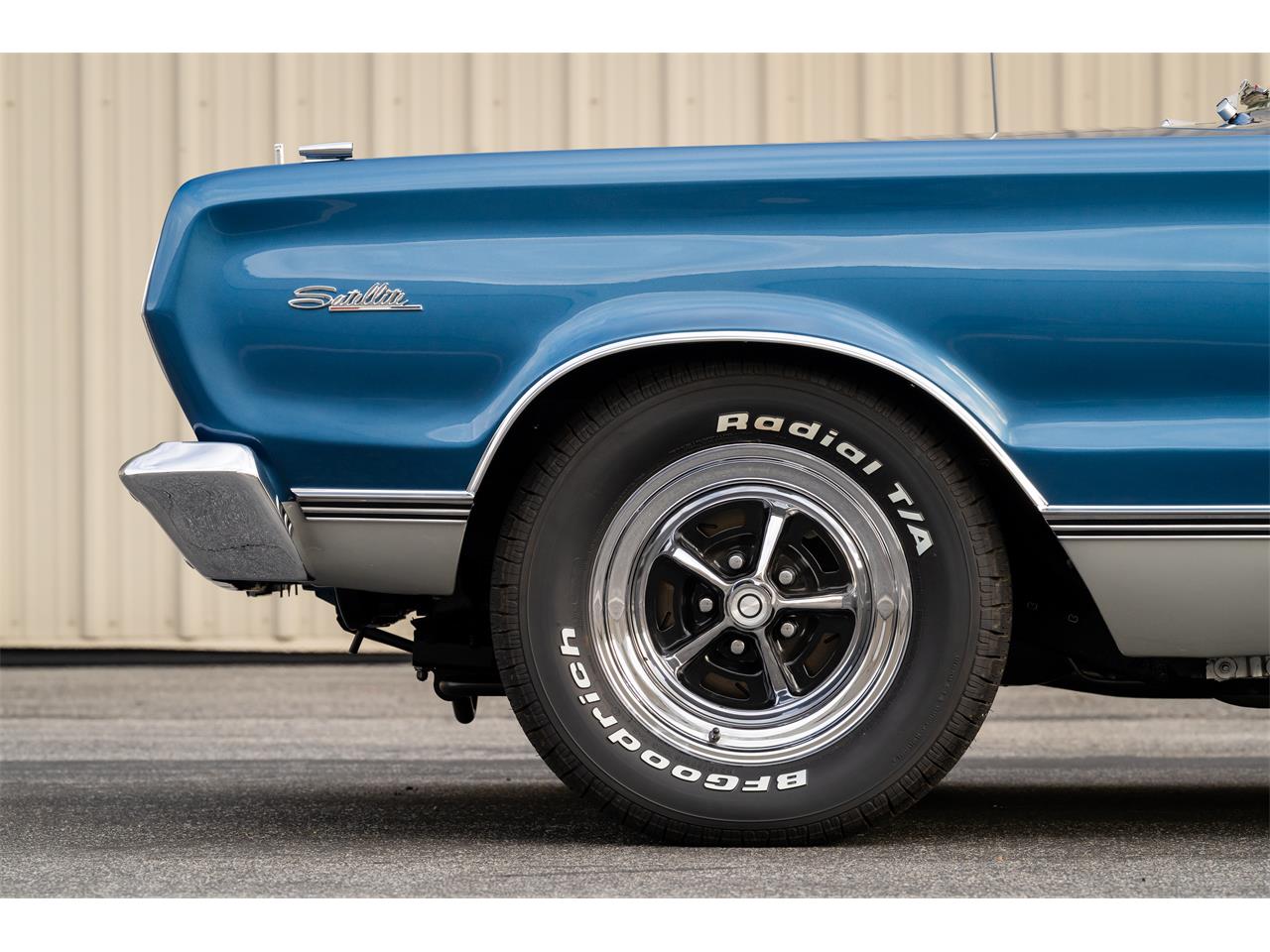 Plymouth-Satellite-1967-Bright-Blue-Pearl-White-49