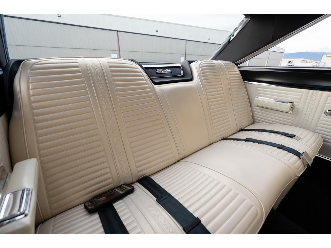 Plymouth-Satellite-1967-Bright-Blue-Pearl-White-52