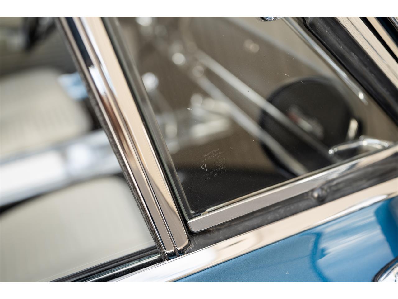 Plymouth-Satellite-1967-Bright-Blue-Pearl-White-77