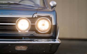 Plymouth-Satellite-1967-Bright-Blue-Pearl-White-79